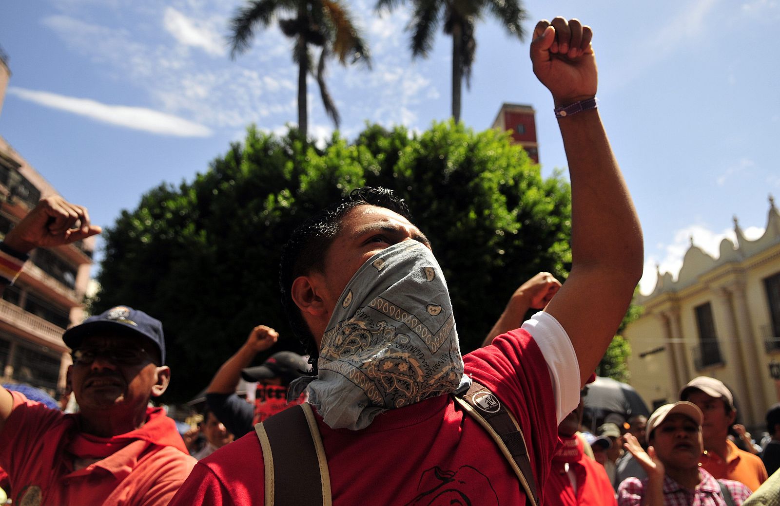 Seguidores de Zelaya protestan frente al Parlamento en Tegucigalpa