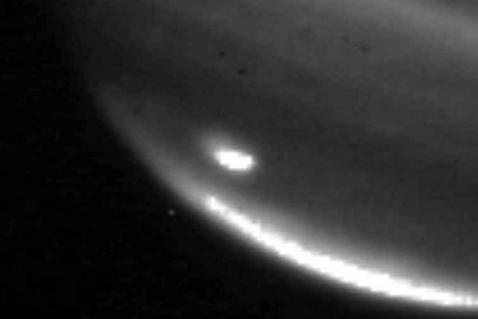 En la imagen se aprecia el impacto del objeto cerca del polo sur de Júpiter.