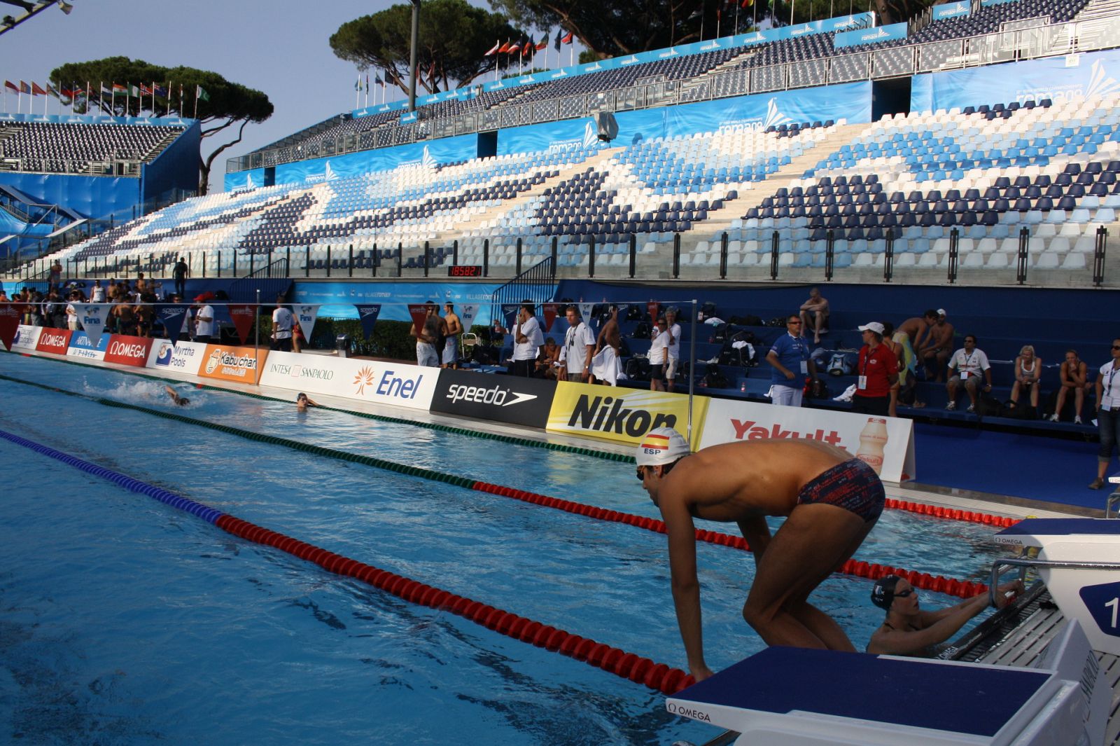 Uno de los integrantes del equipo de natación español se lanza a la piscina del Foro Italico.