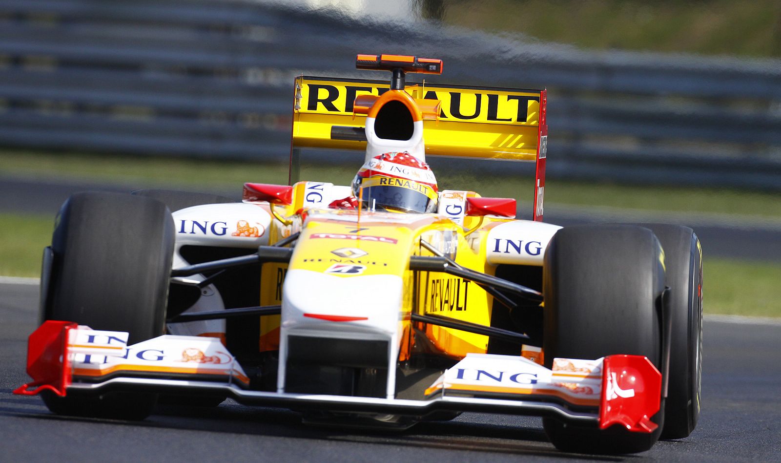 Imagen del piloto español de Renault, Fernando Alonso, durante los entrenamientos en el circuito de Hungaroring.