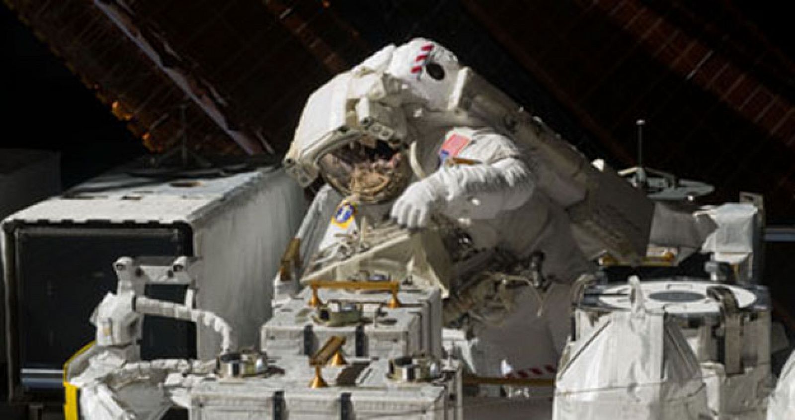 Un astronauta de la NASA, en el quinto y último paseo espacial del Endeavour en la ISS.