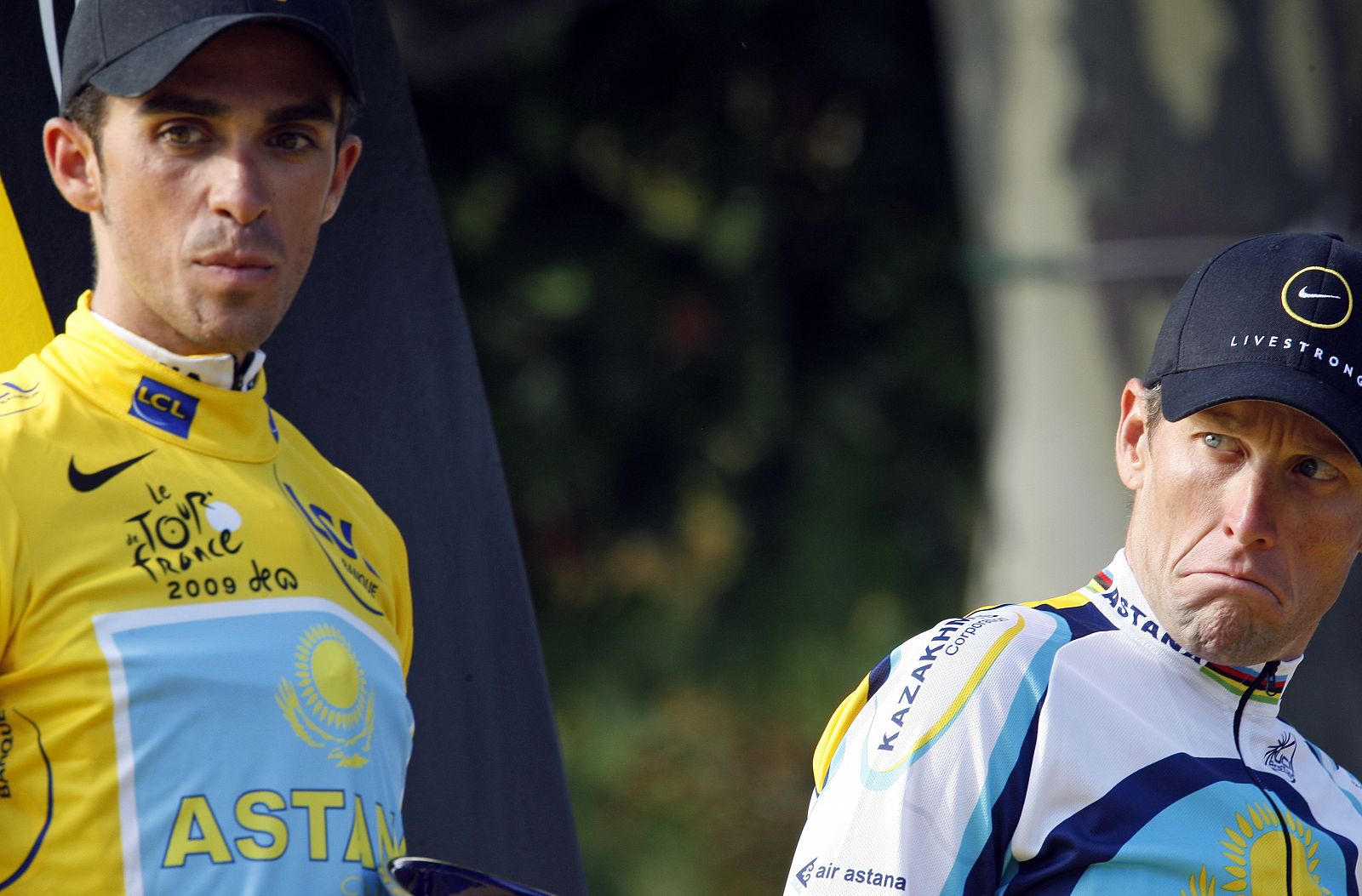Contador y Armstrong en el podio de París