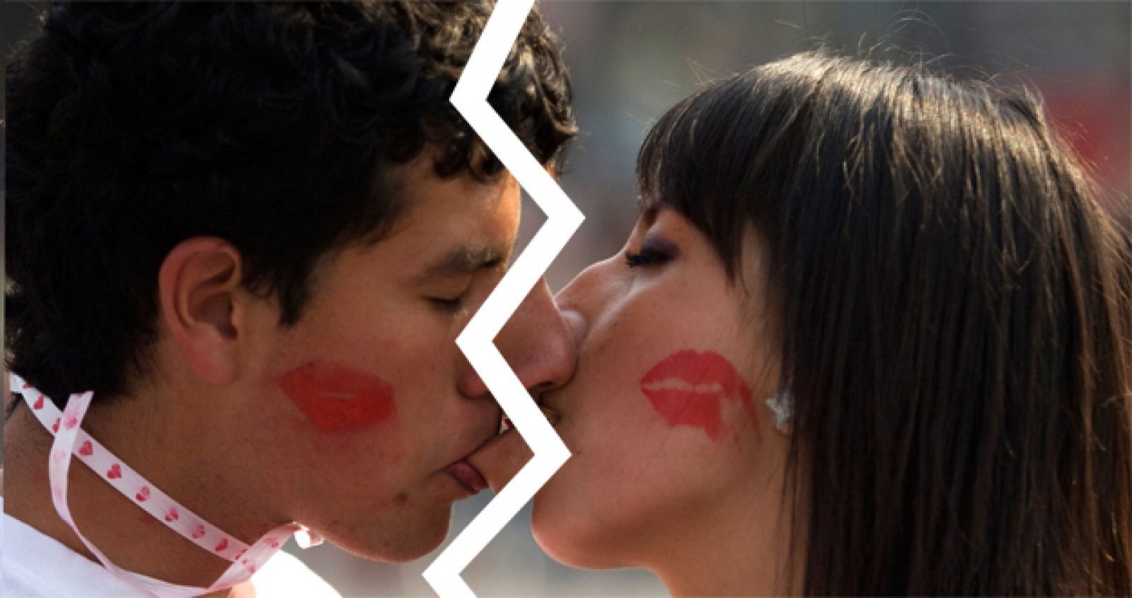 Una pareja se besa en la ciudad de México