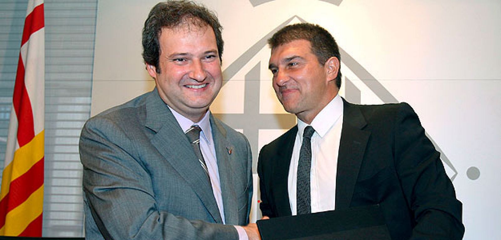 El Alcalde de Barcelona y Joan Laporta firman el acuerdo para la recalificaión del 'Mini Estadi'.