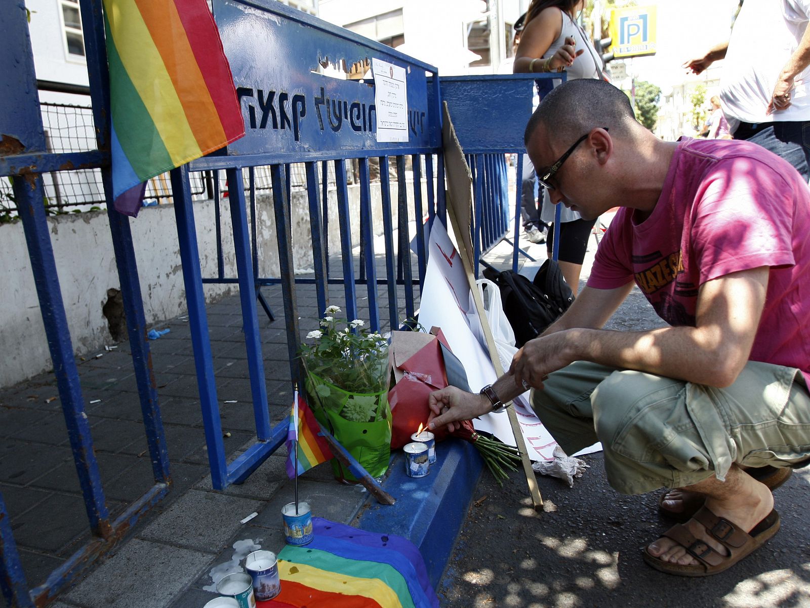 Un israelí coloca una vela a las puertas del club gay atacado por un desconocido