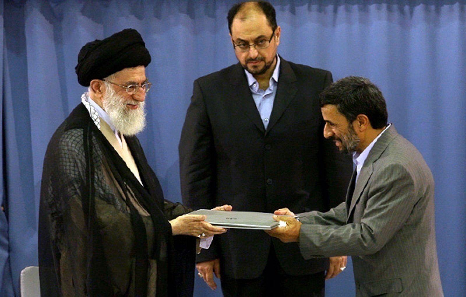 Jamenei le entrega el certificado de gobierno a Ahmadineyad.