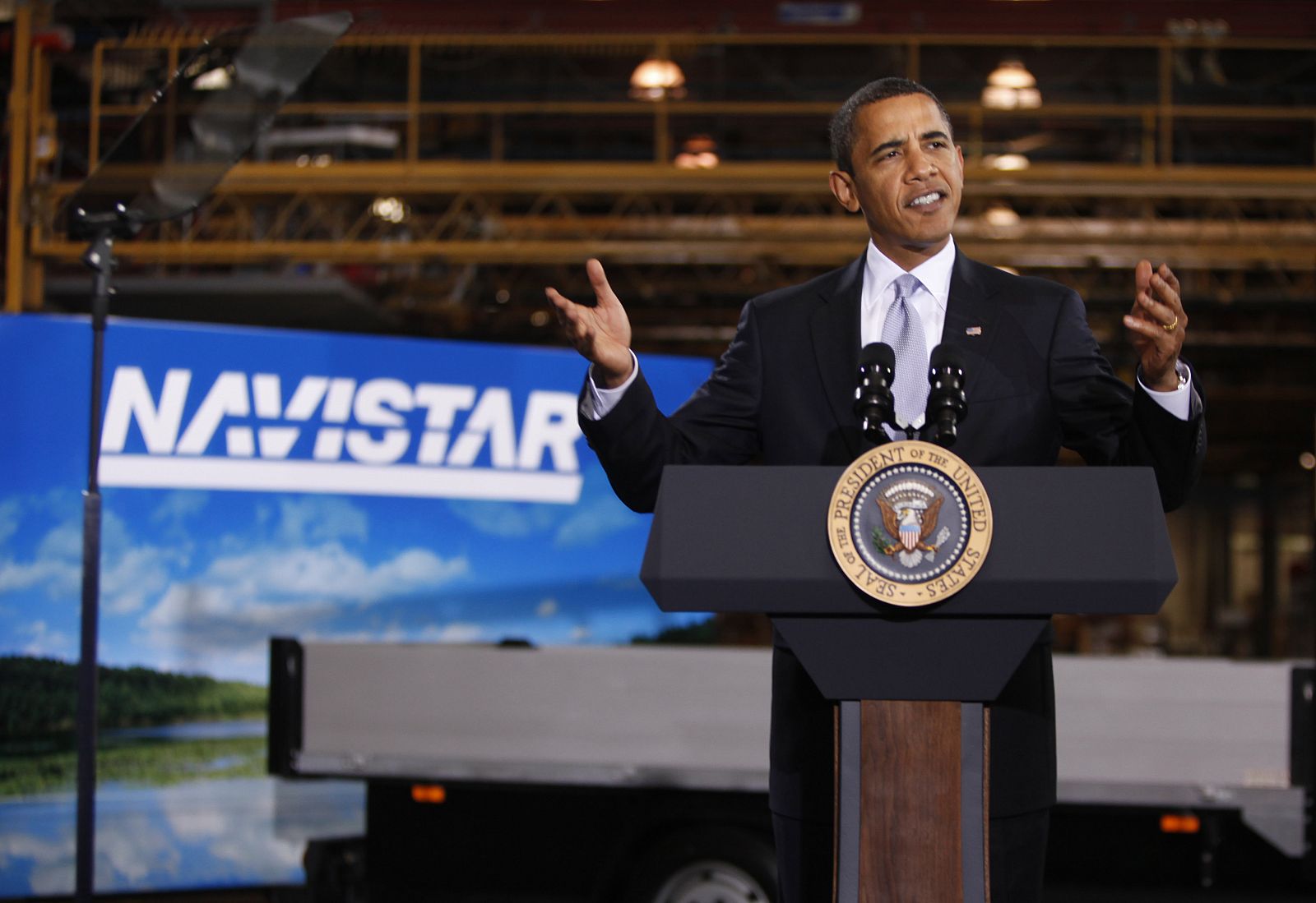 Obama presenta las ayudas a los coches eléctricos en Wakarusa (Indiana).