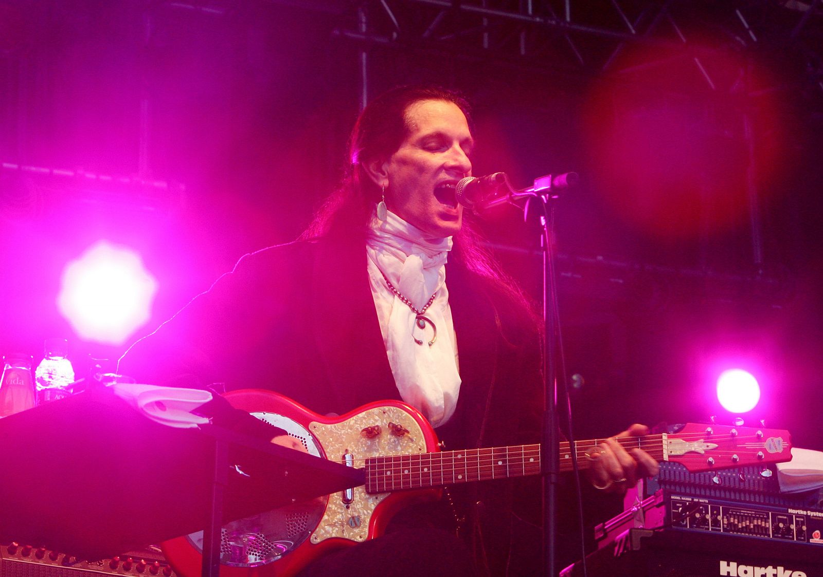 Willy DeVille, durante una actuación en Barcelona, en 2006.