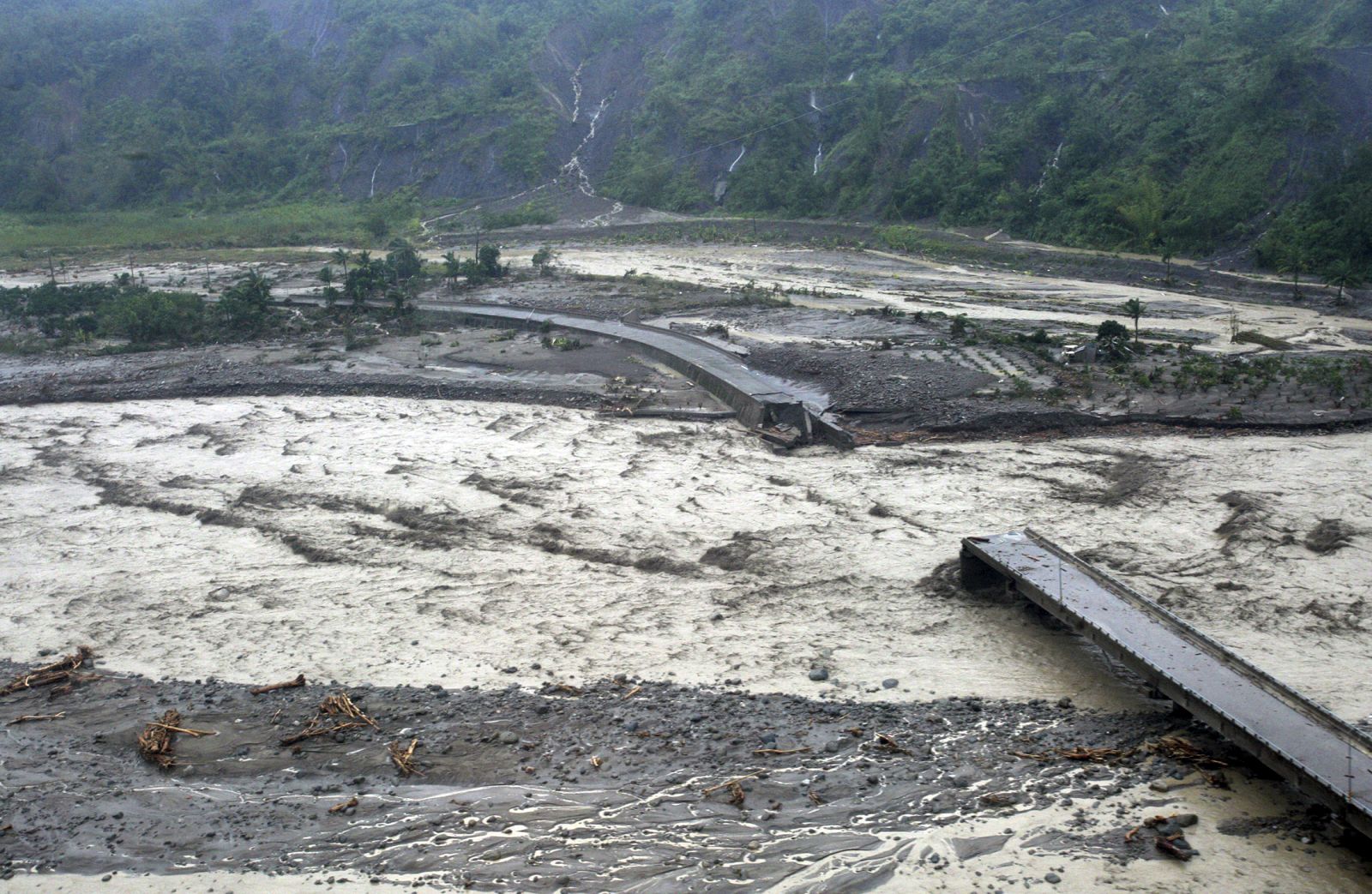 Las fuertes inundaciones han destruido numerosos puentes, dejando aisladas a cientos de aldeas.