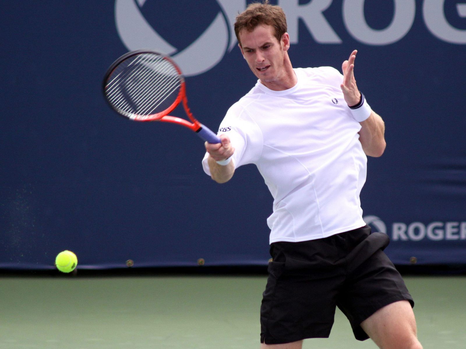 El jugador británico Andy Murray devuelve una bola
