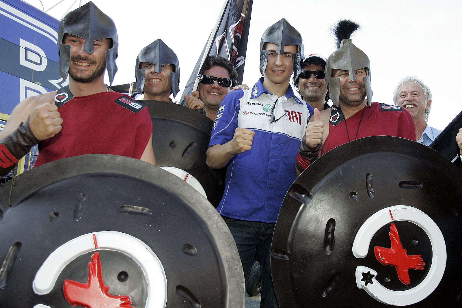 Jorge Lorenzo se colocó el casco de espartano para posar con sus fans.