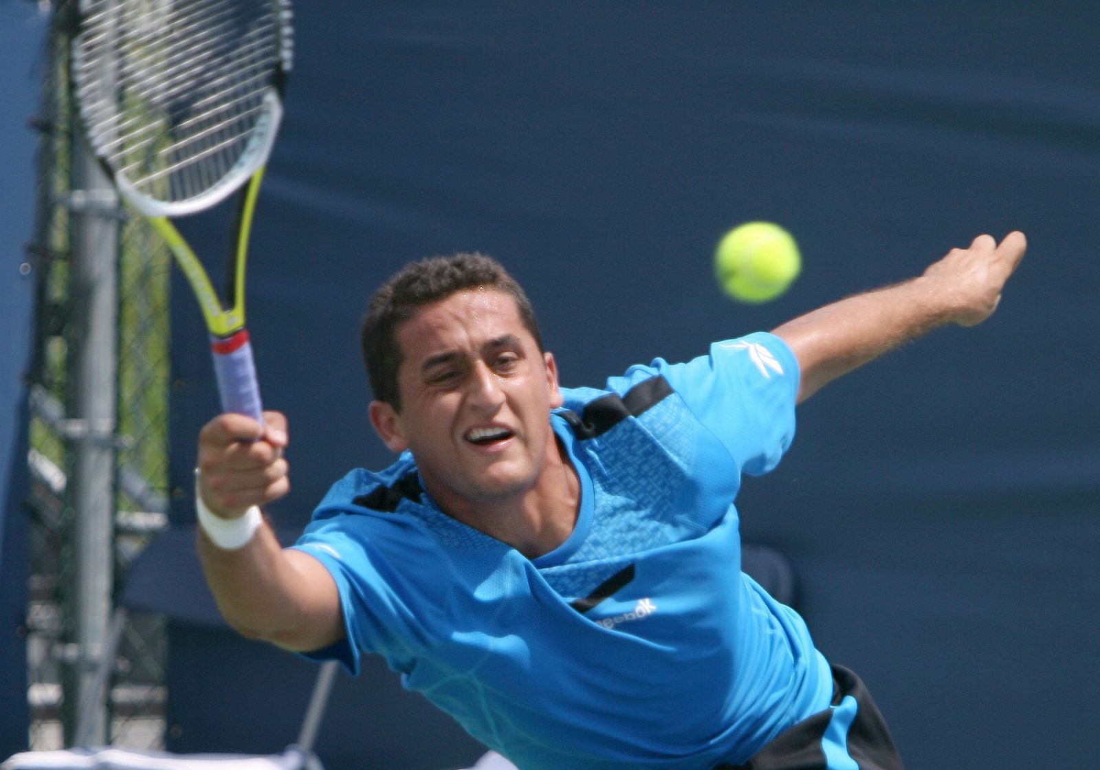 Nicolas Almagro devuelve la bola a su rival israelí Dudi Sela, durante el partido correspondiente a la primera ronda ronda del Masters de Cincinnati.