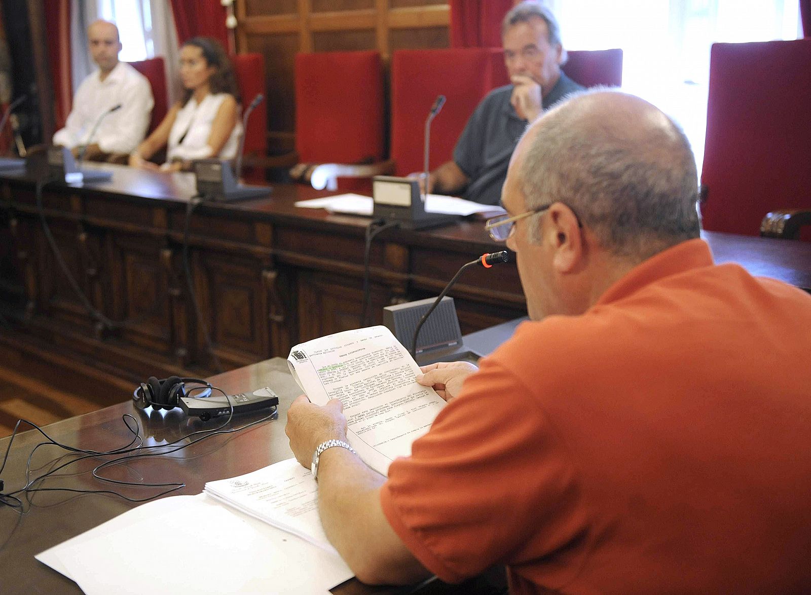 El secretario del Ayuntamiento de Gernika lee el auto judicial que prohíbe a Etxerat -asociación de familiares de presos de ETA- la lectura del pregón de fiestas y la celebración de una manifestación de apoyo a los mismos