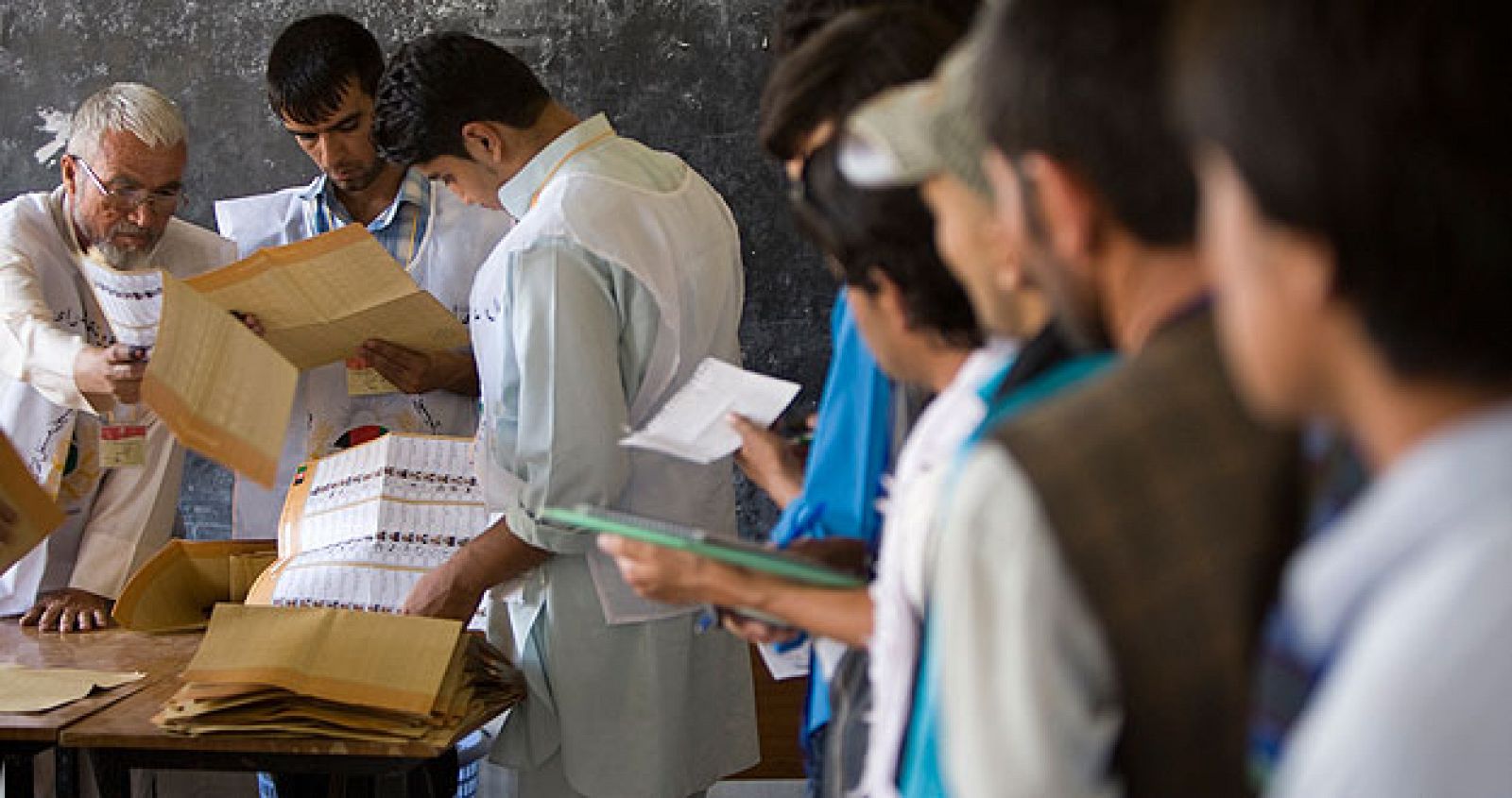 Electores votan en la provincia de Mazar e Sharif, en el norte de Afganistán