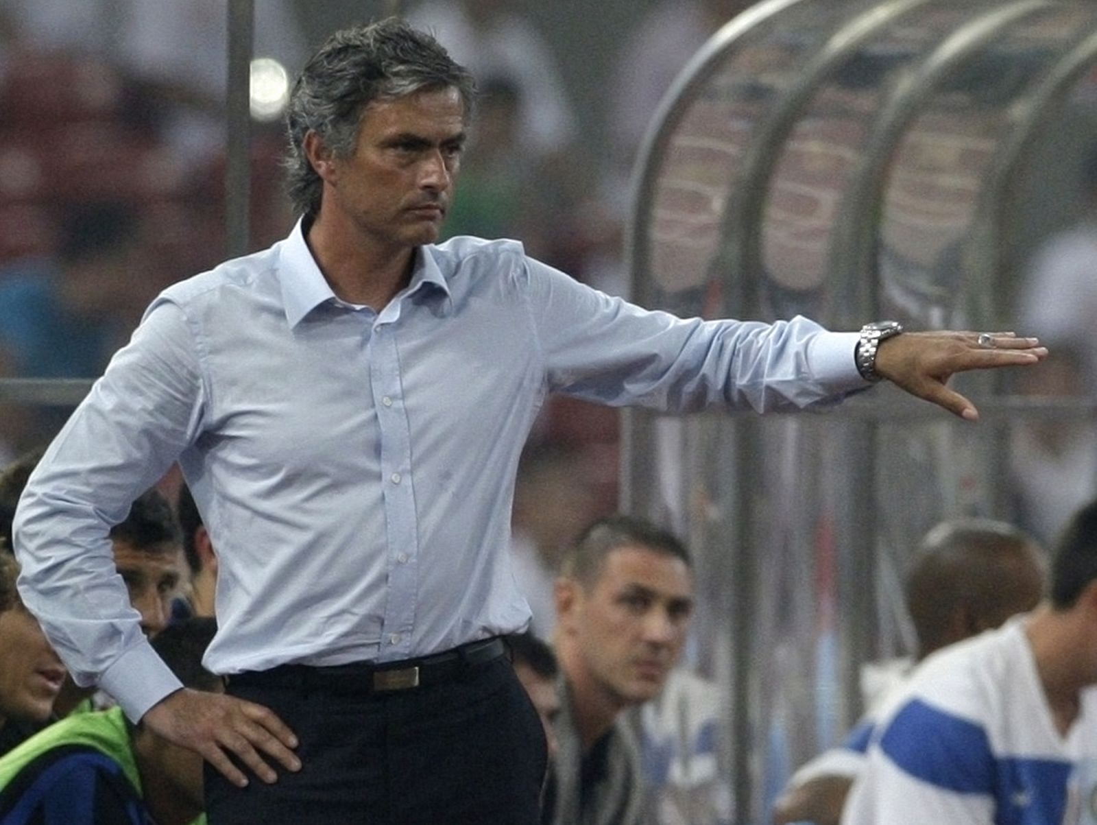 Jose Mourinho en el banquillo del Inter dando instrucciones