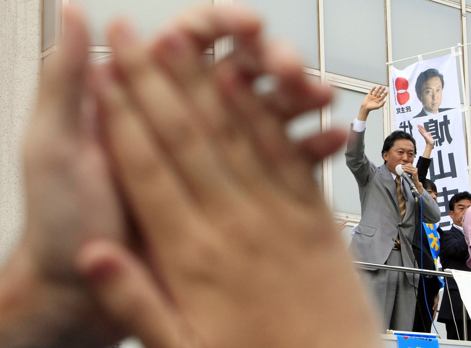 El líder de la oposición, Yukio Hatoyama, durante n mitin en Tokio.