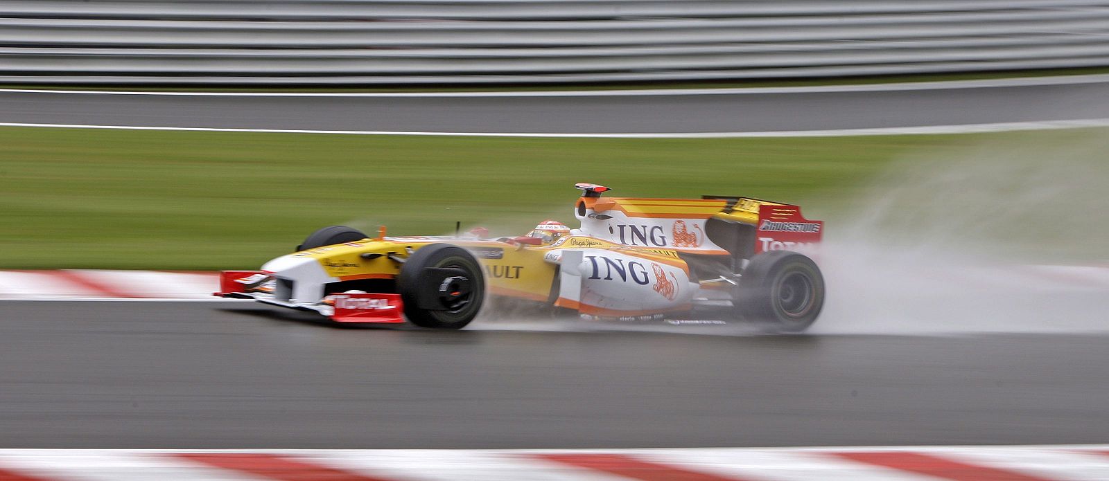 El piloto español de Fórmula Uno, Fernando Alonso, de Renault, durante los entrenamientos del Gran Premio de Bélgica, en el circuito de Spa-Francorchamps.