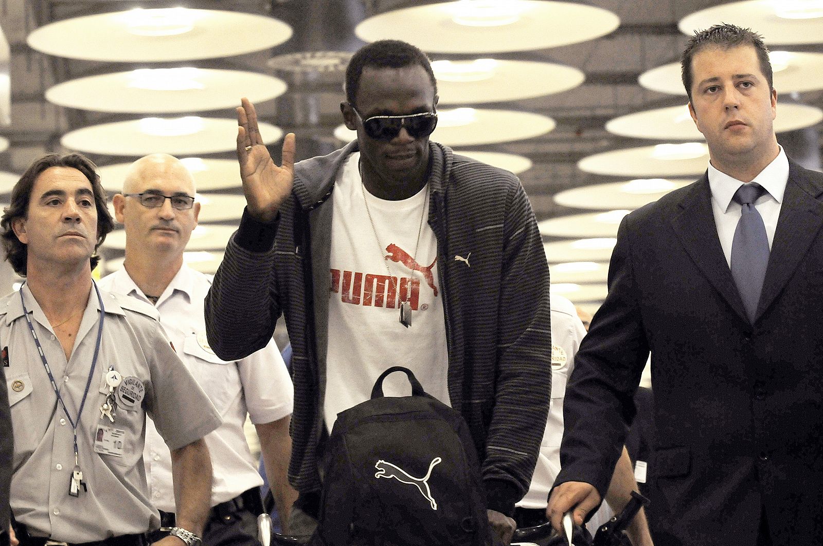 Usain Bolt saluda a su llegada a la T4 del aeropuerto de Barajas.