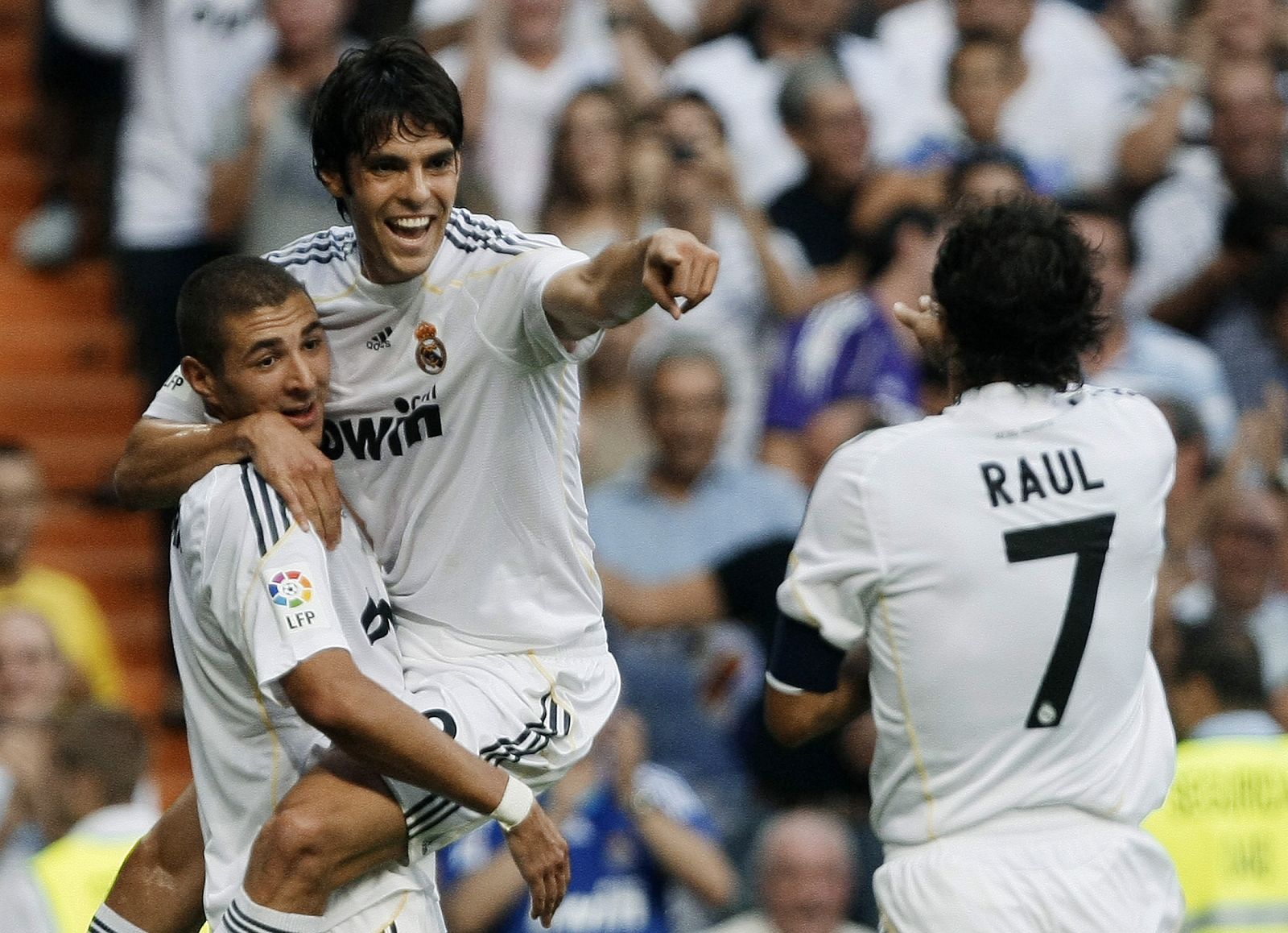 Raúl corre a celebrar su gol, el primero de la Liga, con Kaká y Benzema.