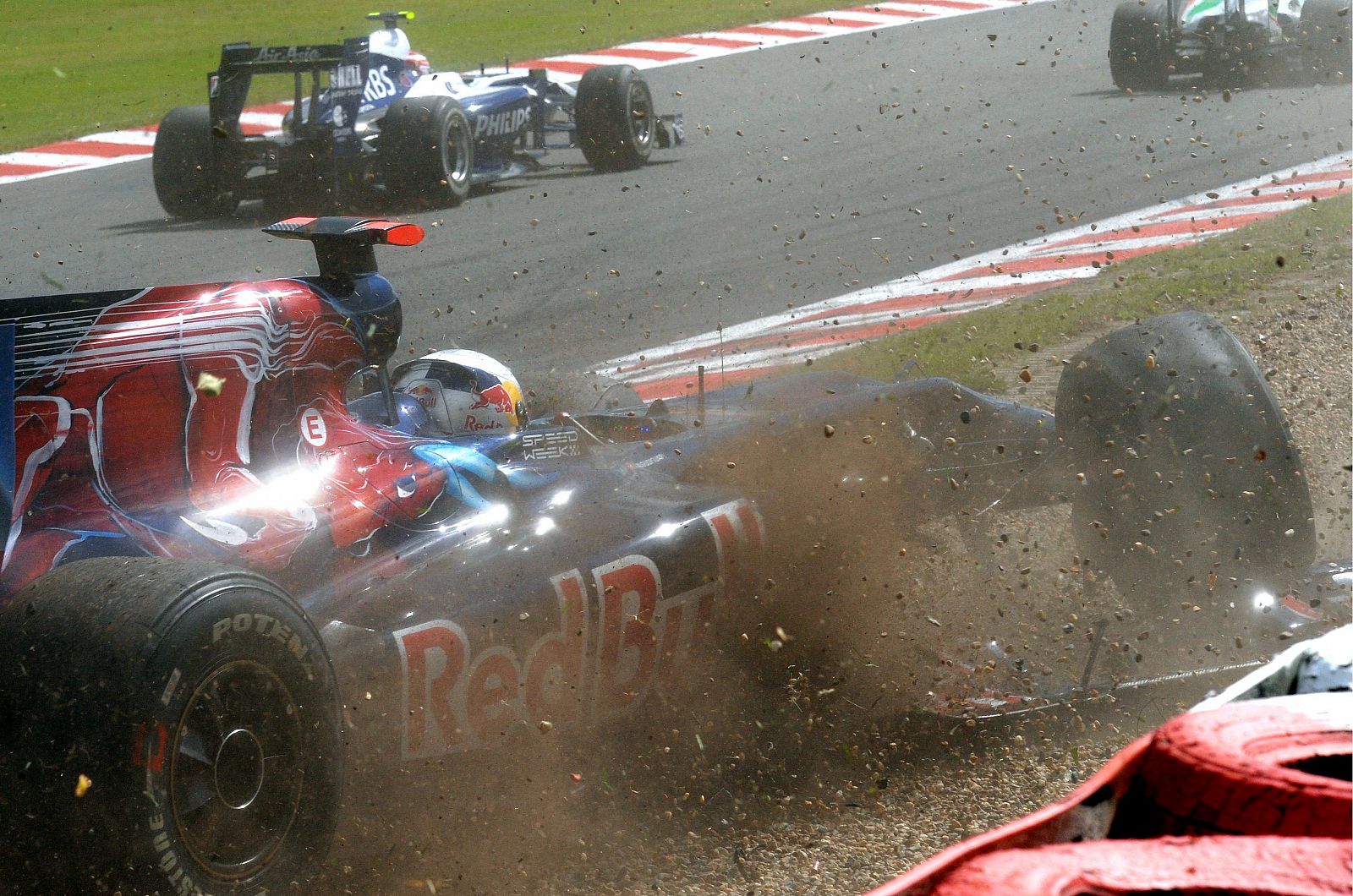 El piloto español de Fórmula Uno Jaime Alguersuari de la escudería Toro Rosso se sale de la pista durante el Gran Premio de Bélgica.