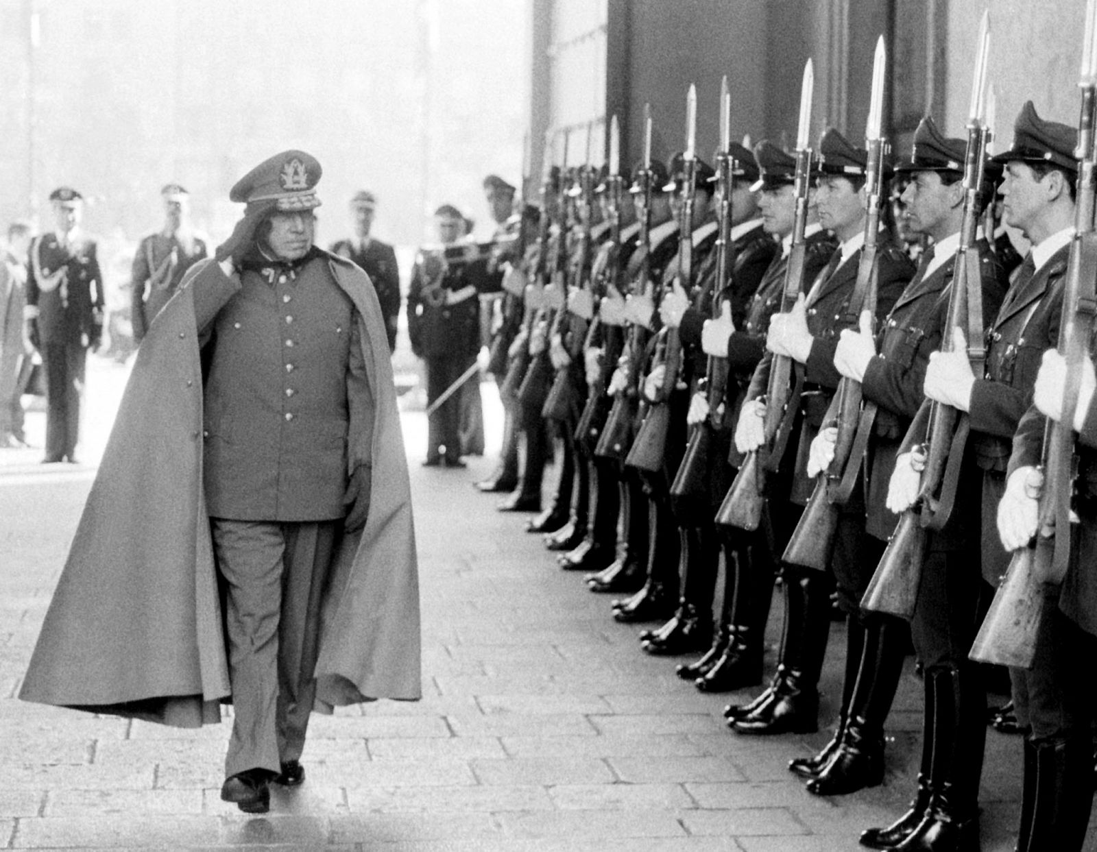 Pinochet pasando revista a las tropas en la Casa de la Moneda.