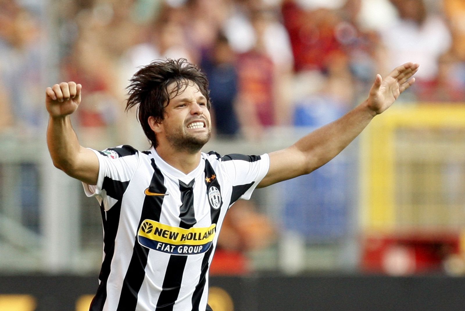 Diego con la camiseta de la Juventus celebrando su gol ante la Roma