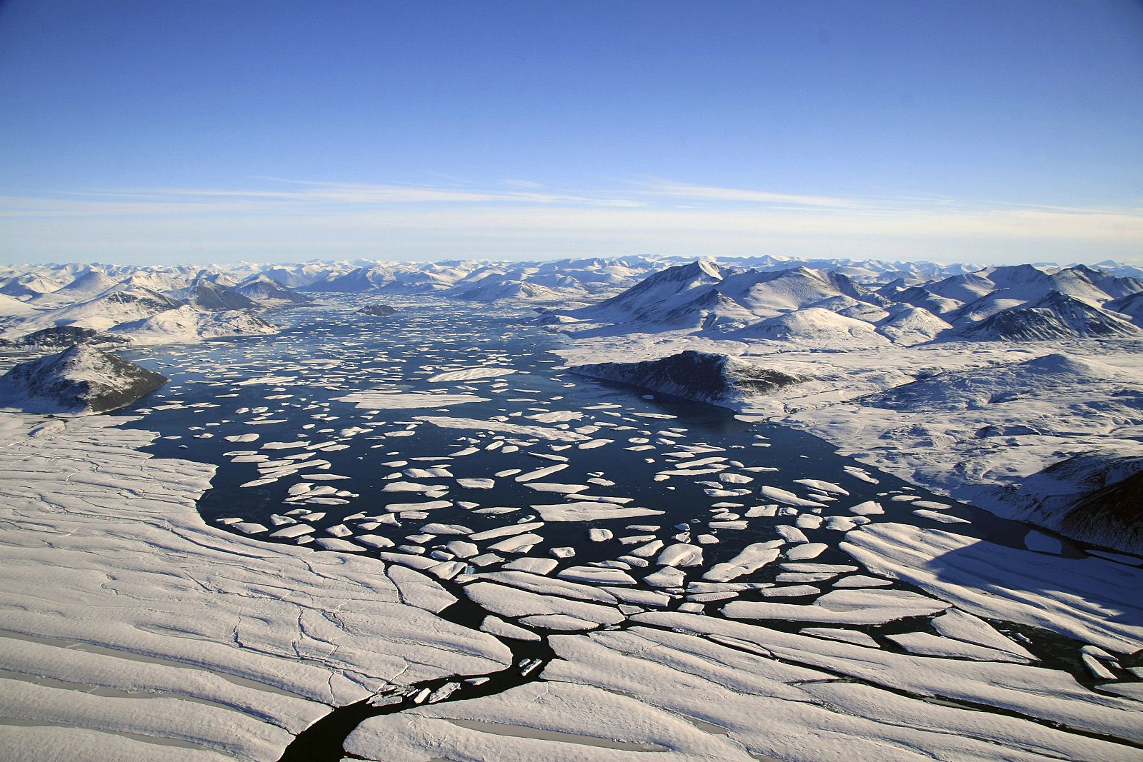 Una foto muestra la desintegración del glaciar Ward Hunt, en el Ártico canadiense.