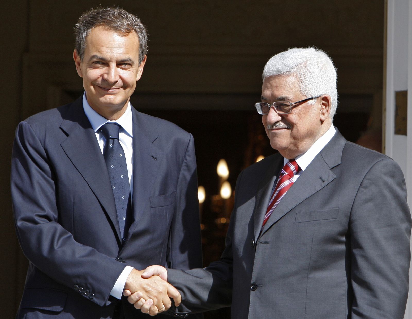 Zapatero saluda a Abás a su llegada al Palacio de la Moncloa.