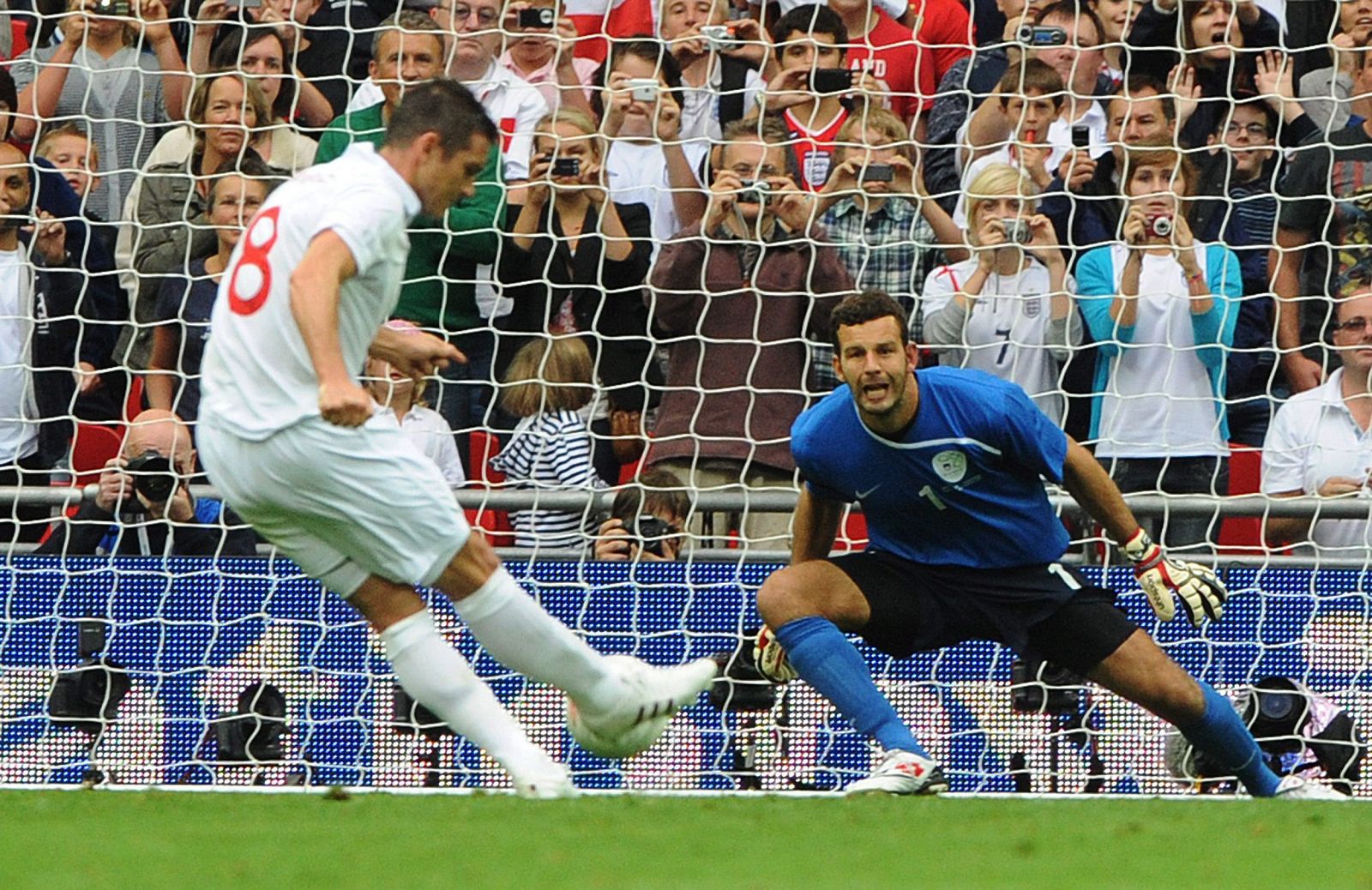 Lampard transforma el penalti del primer gol de Inglaterra.