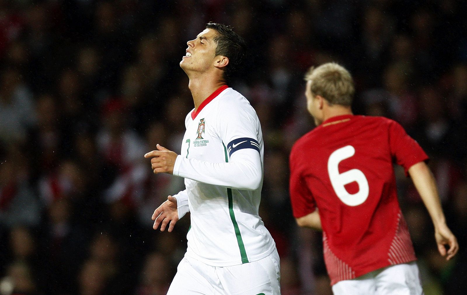 Cristiano Ronaldo se lamenta tras una ocasión de gol desperdiciada contra Dinamarca