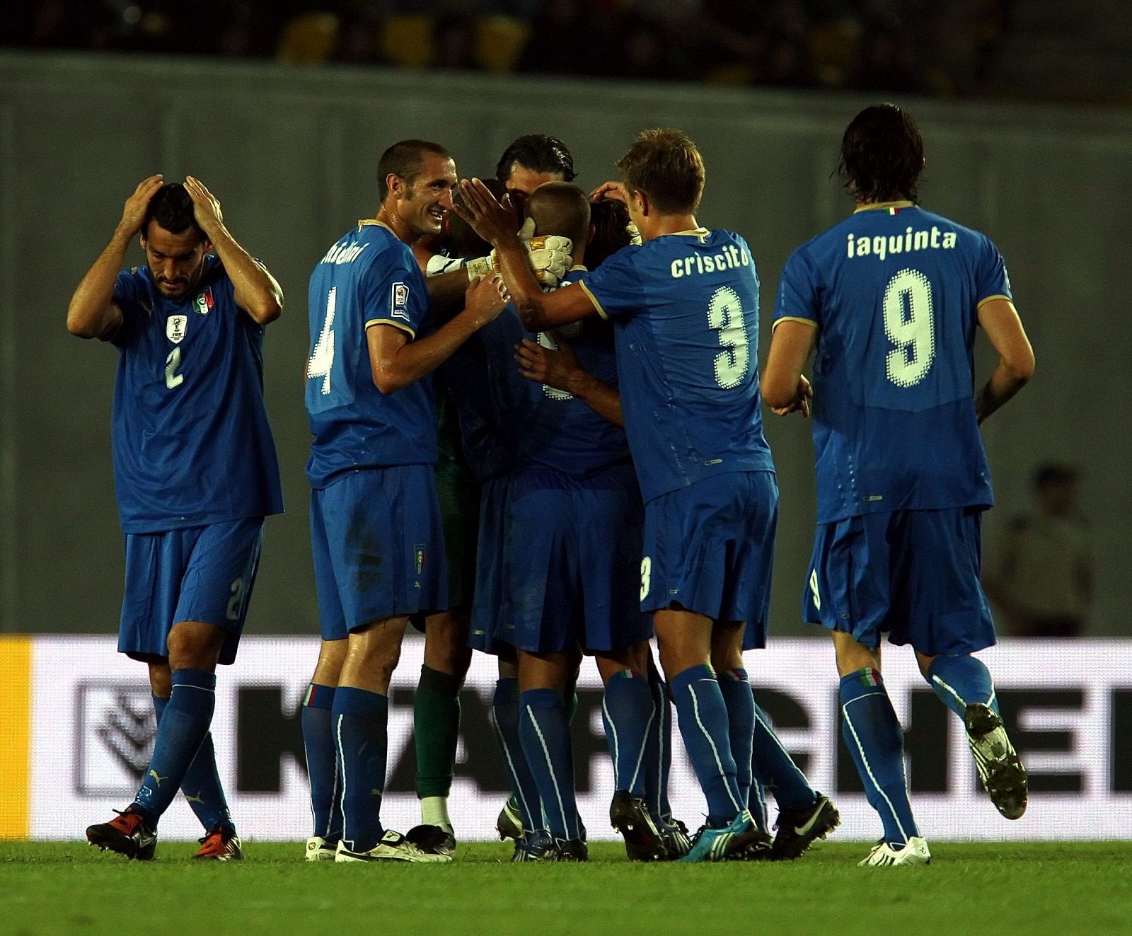 Los jugadores italianos celebran uno de los dos goles ante Georgia.