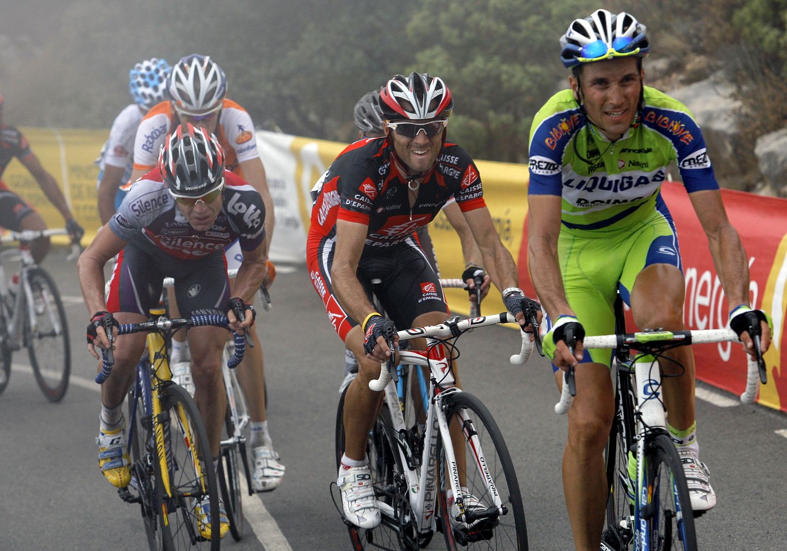 Evans, tras Valverde y Basso, en un momento de la etapa.