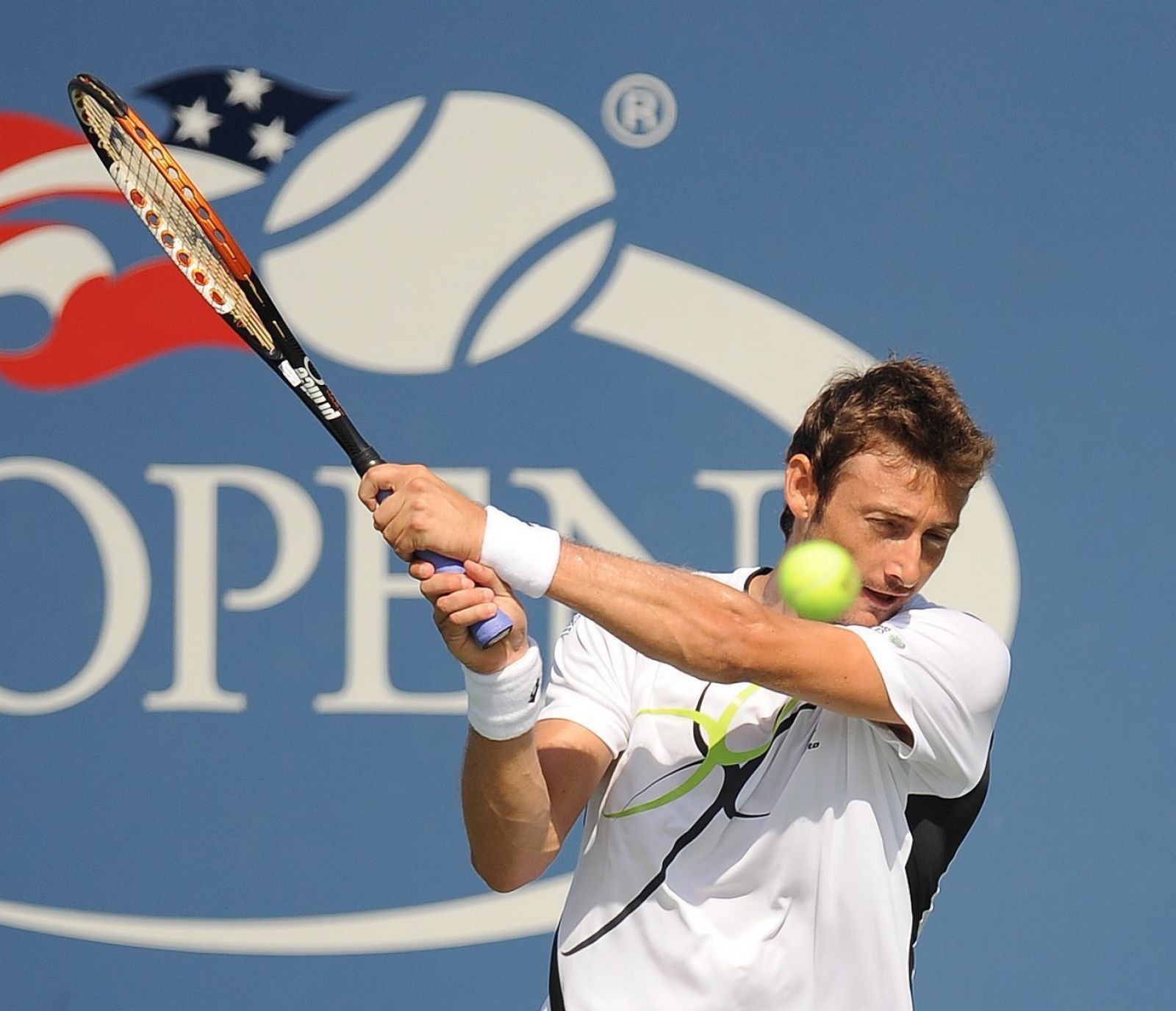El tenista español Juan Carlos Ferrero devuelve la bola al francés Gilles Simon