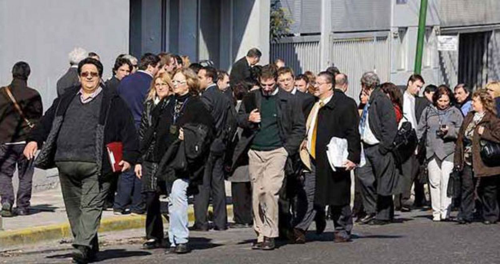 Una fila de inspectores en la puerta de Clarín.