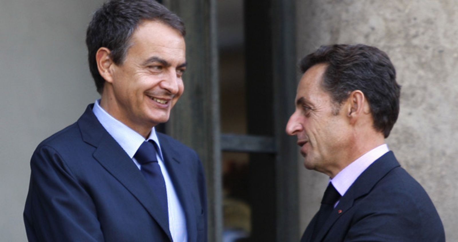 El presidente francés, Niscolas Sarkozy, saluda al presidente español, José Luis Rodríguez Zapatero, a su llegada al Elíseo