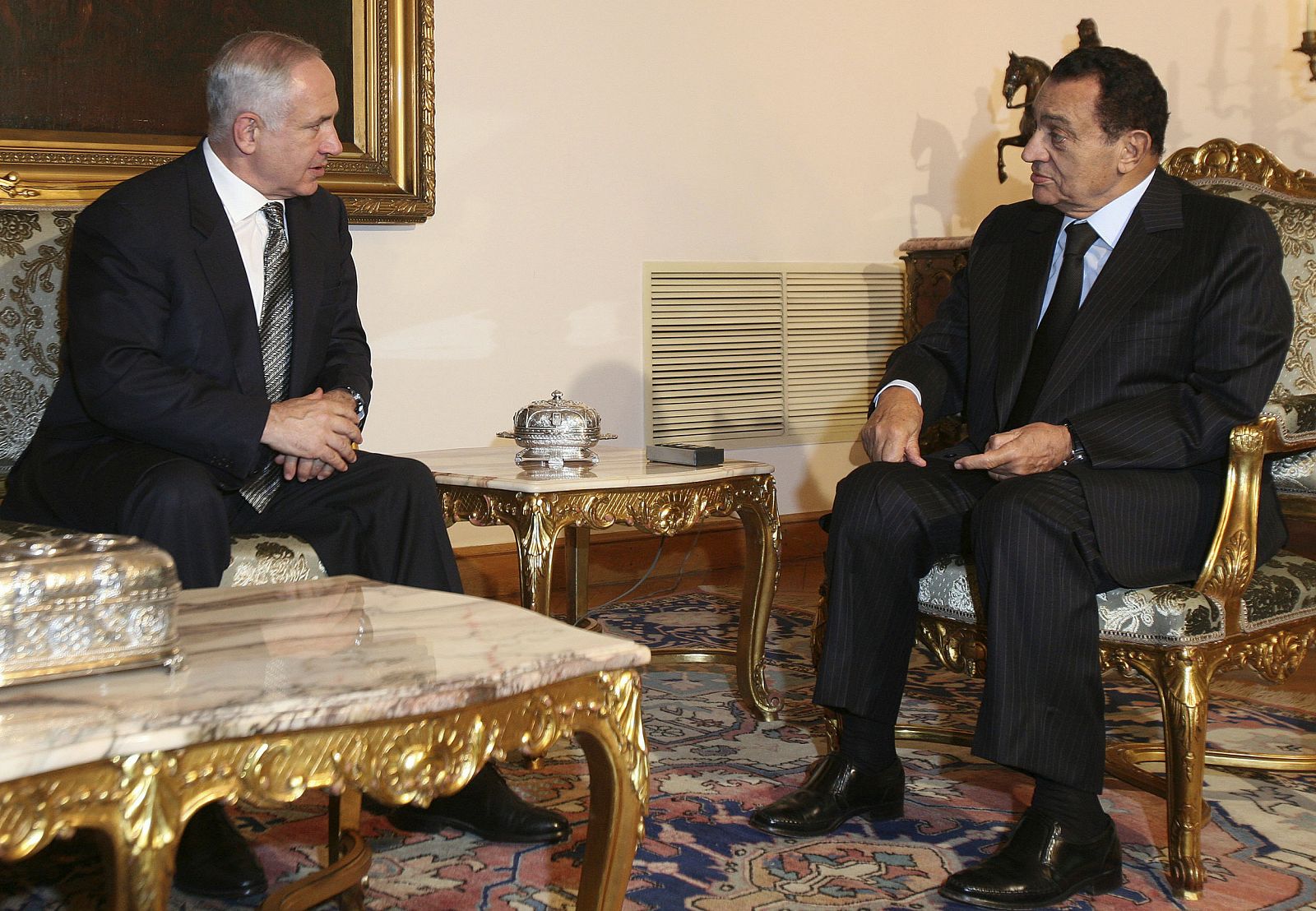 Netanyahu y Mubarak durante la reunión a solas que han mantenido en El Cairo.