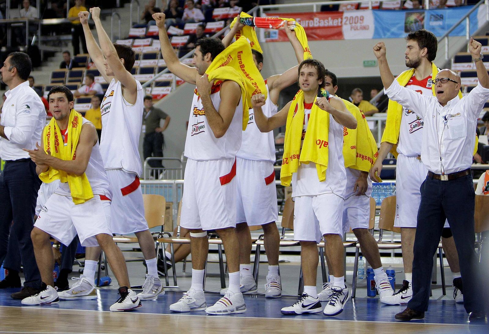Los jugadores de la selección española de baloncesto animan al equipo durante el partido