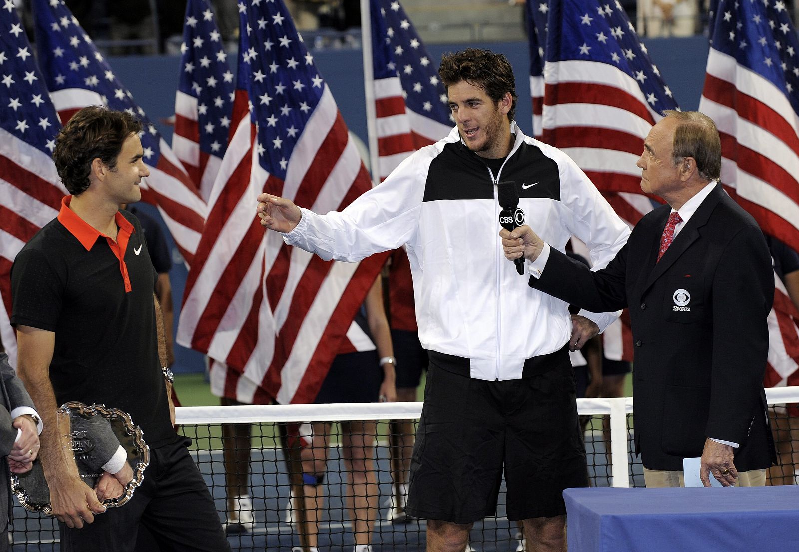 Del Potro felicita a Federer tras derrotarlo por primera vez.