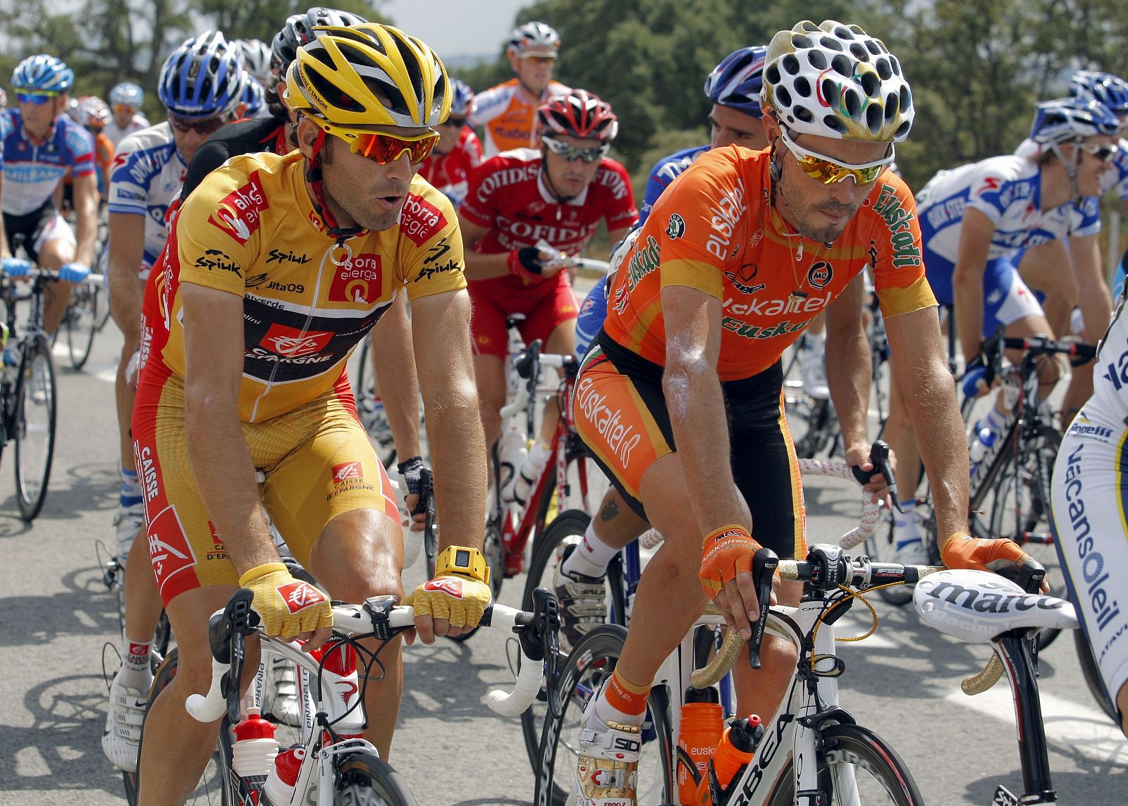 Valverde, con el jersey de líder de la Vuelta, conversa con Samuel Sánchez.