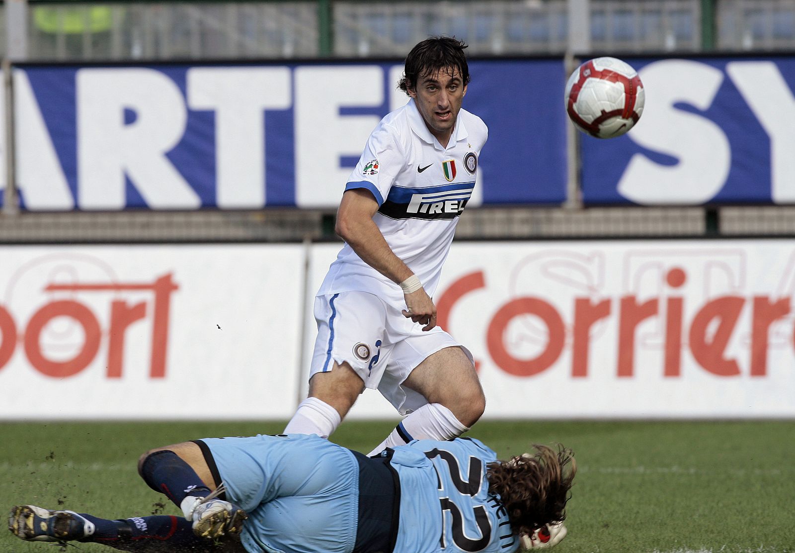 El delantero argentino Diego Milito convirtió los goles de la victoria del Inter