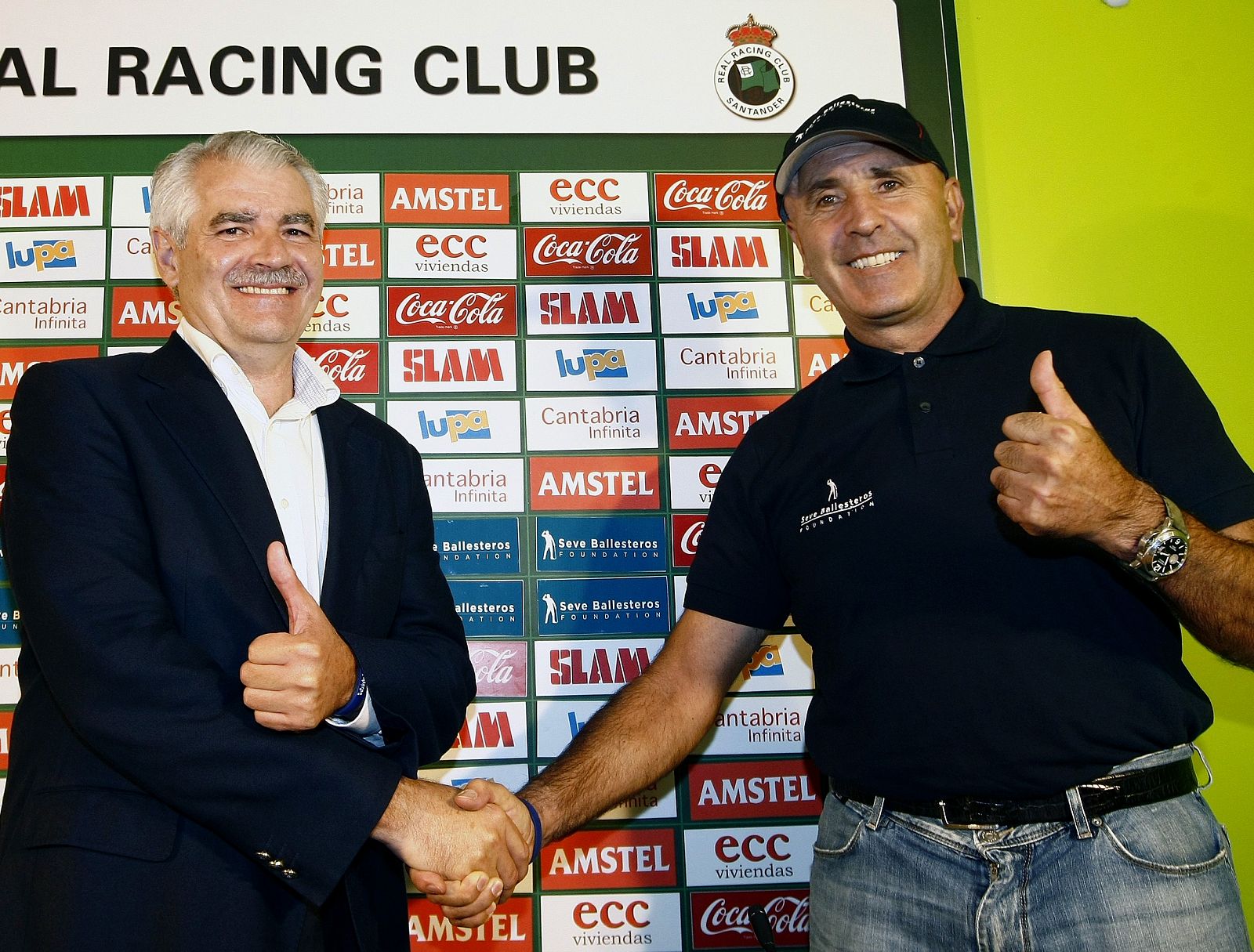 Severiano Ballesteros estrecha la mano del presidente del Racing de Santander, Francisco Pernía, tras firmar un convenio de colaboración entre la Fundación que lleva su nombre y el equipo cántabro .
