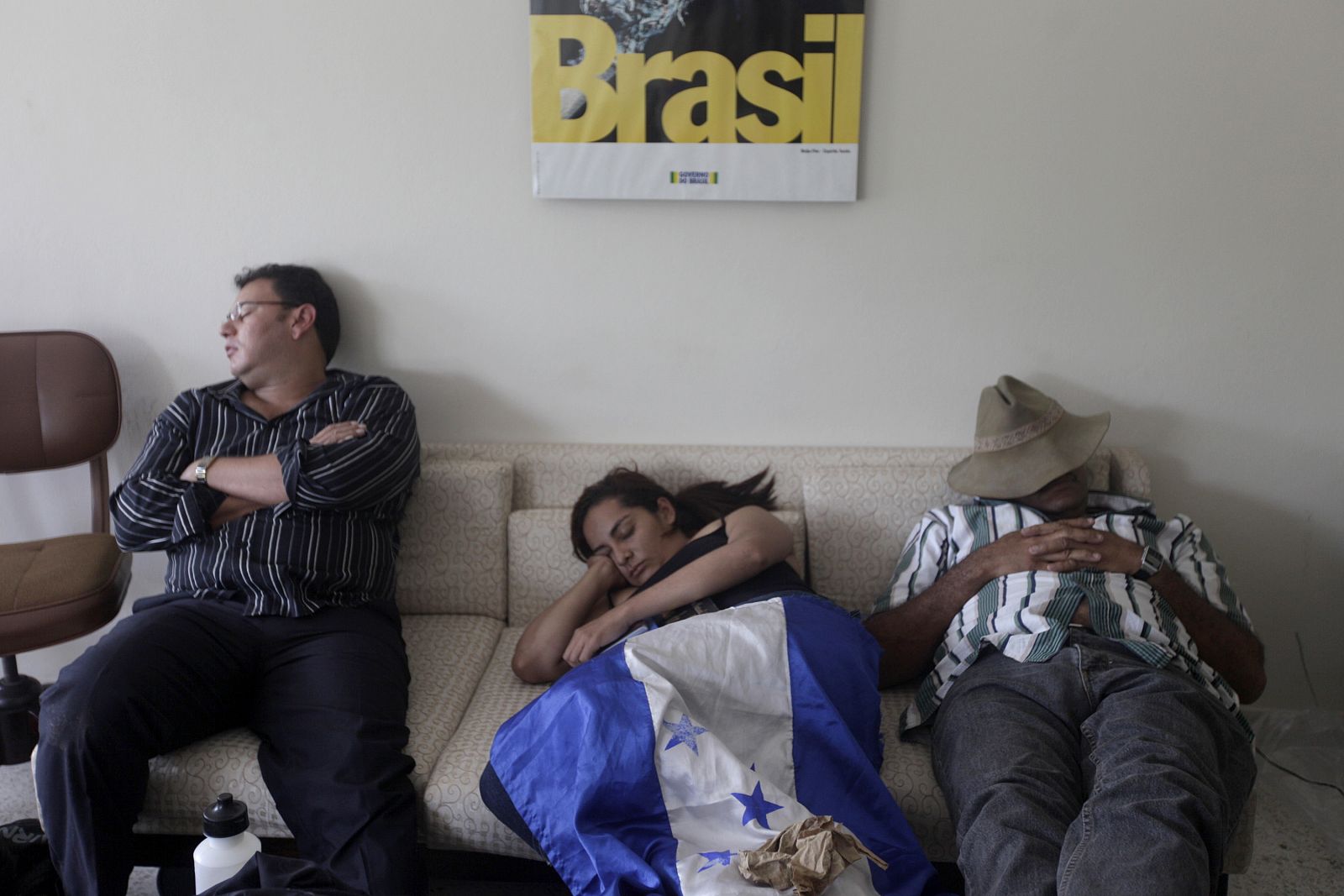 Seguidores de Zelaya descansan dentro de la embajada de Brasil.