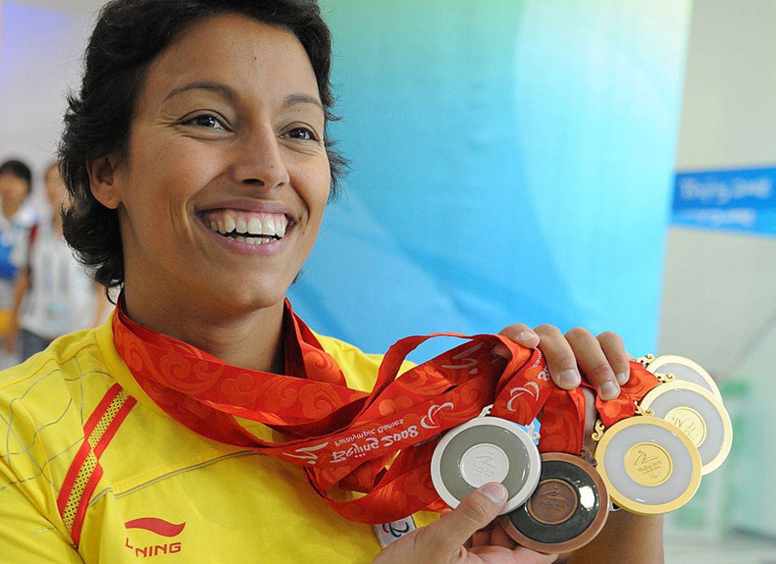 La nadadora paralímpica Teresa Perales posa con las cinco medallas conseguidas en Pekín.