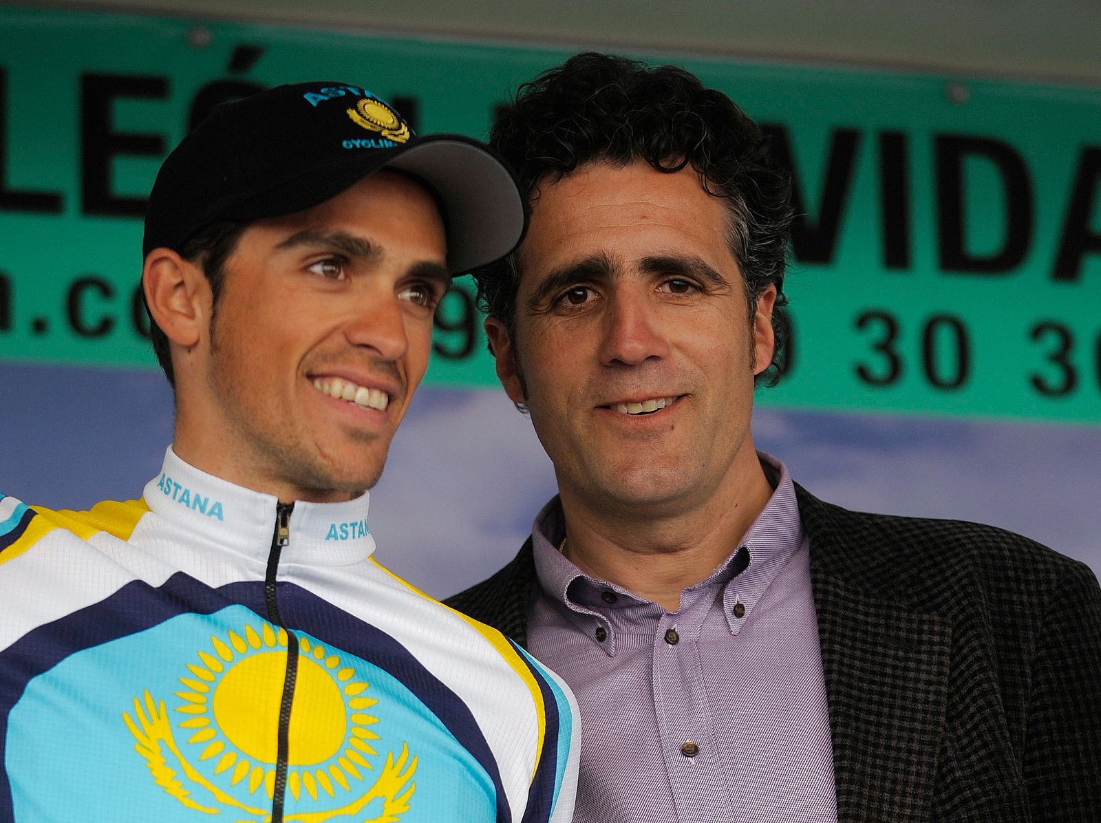 Miguel Indurain posa junto a Alberto Contador en la Vuelta de Castilla y Leon.