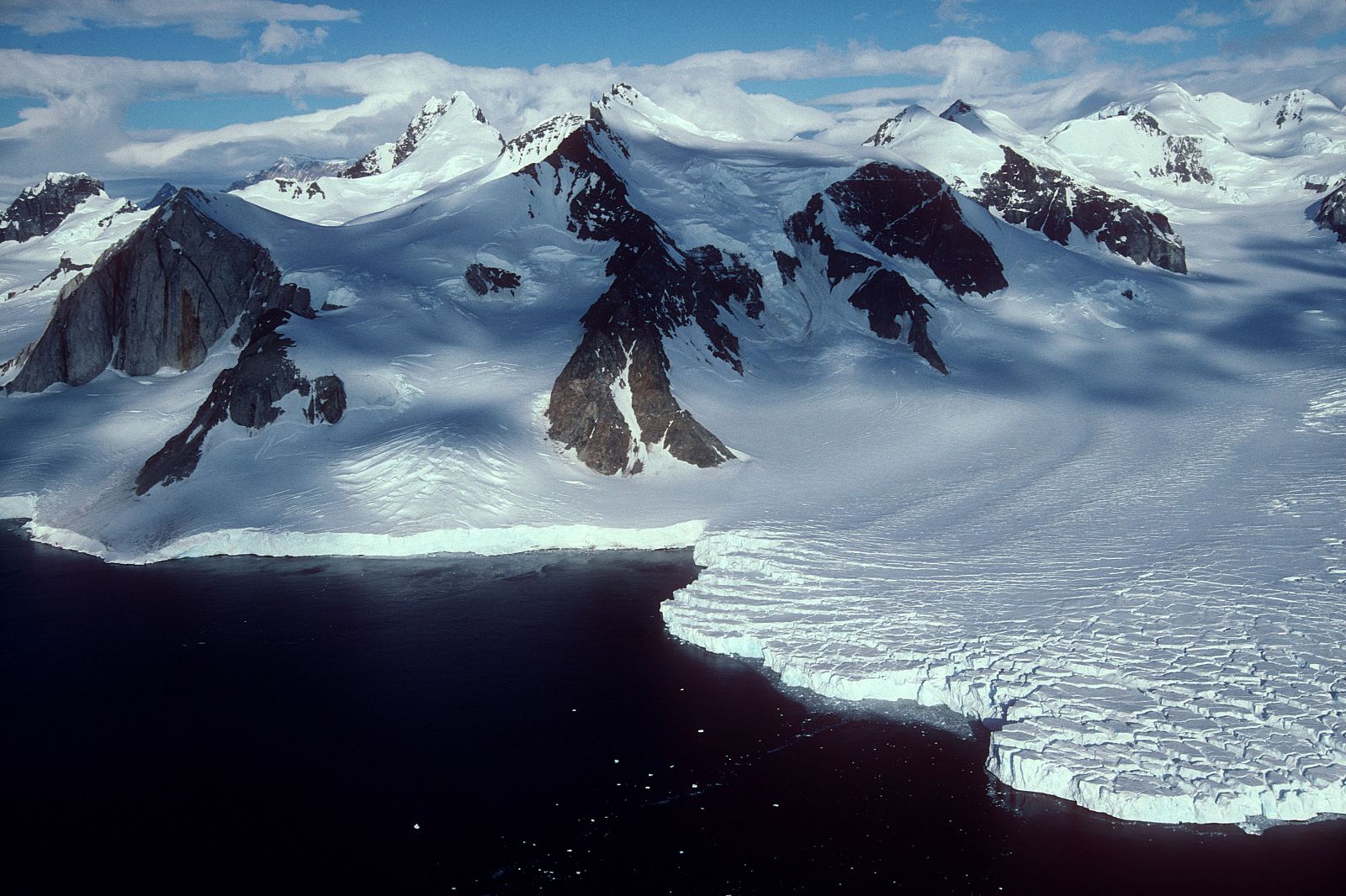 El estudio revela que el adelgazamiento de los glaciares se debe en mayor parte al contacto con corrientes cálidas en el océano.