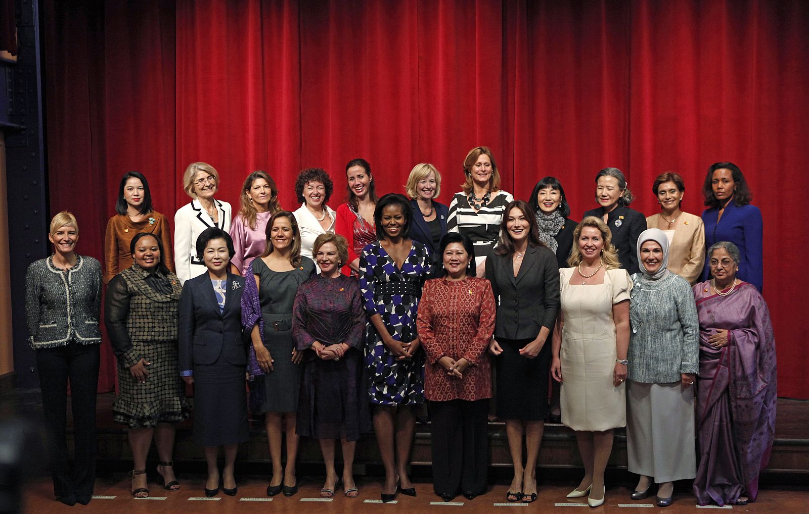 Las esposas de los jefes de Estado posan para la foto oficial de 'la otra cumbre' del G-20. Sonsoles Espinosa aparece en el extremo izquierdo de la imagen.
