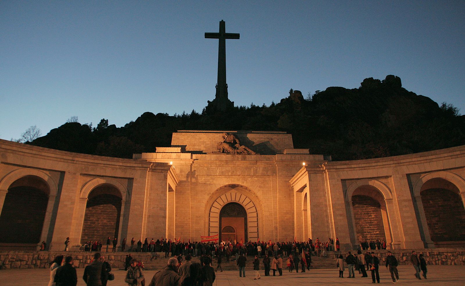 El Congreso insta al Gobierno a elaborar un ceso de las personas enterradas en el Valle de los Caídos.