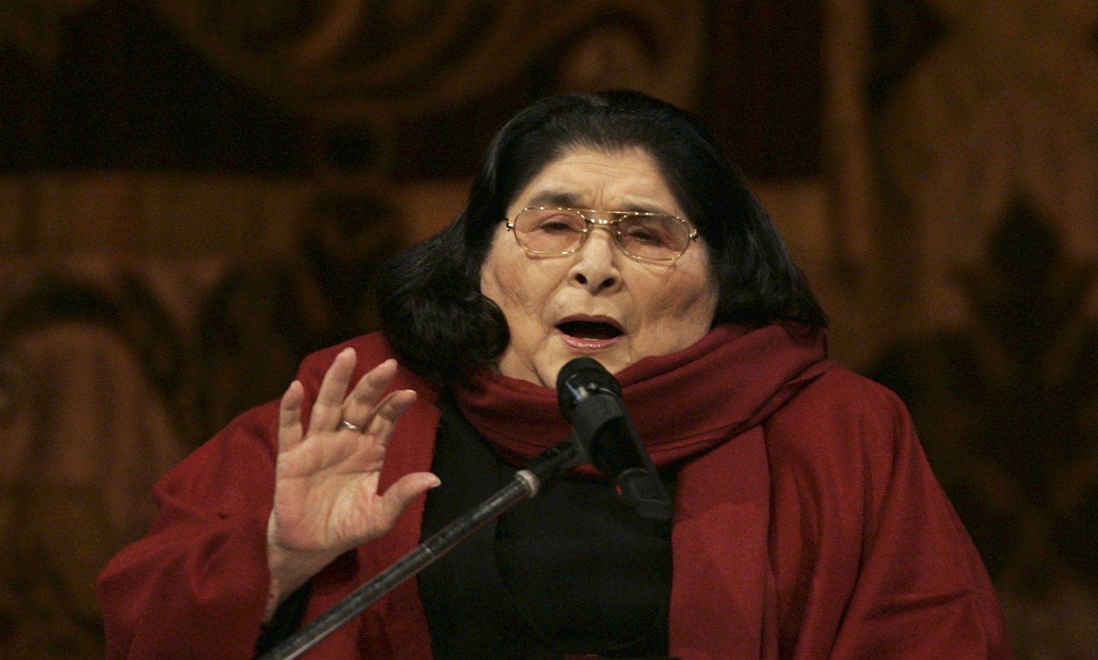 La cantante argentina Mercedes Sosa interpreta en el Teatro Colón de Buenos Aires, en noviembre de 2006.