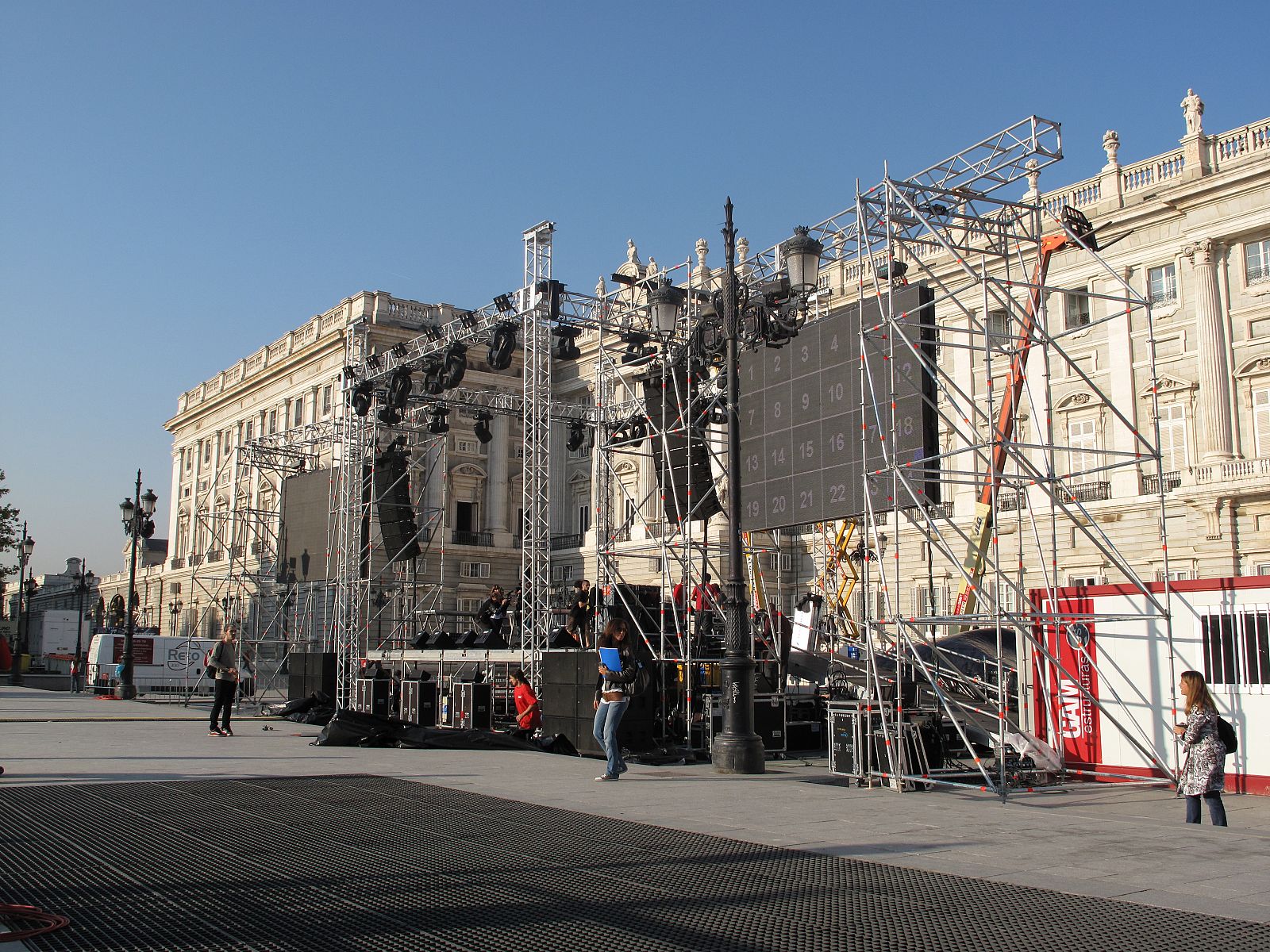 Los operarios ultiman los preparativos del escenario en la Plaza de Oriente de Madrid.