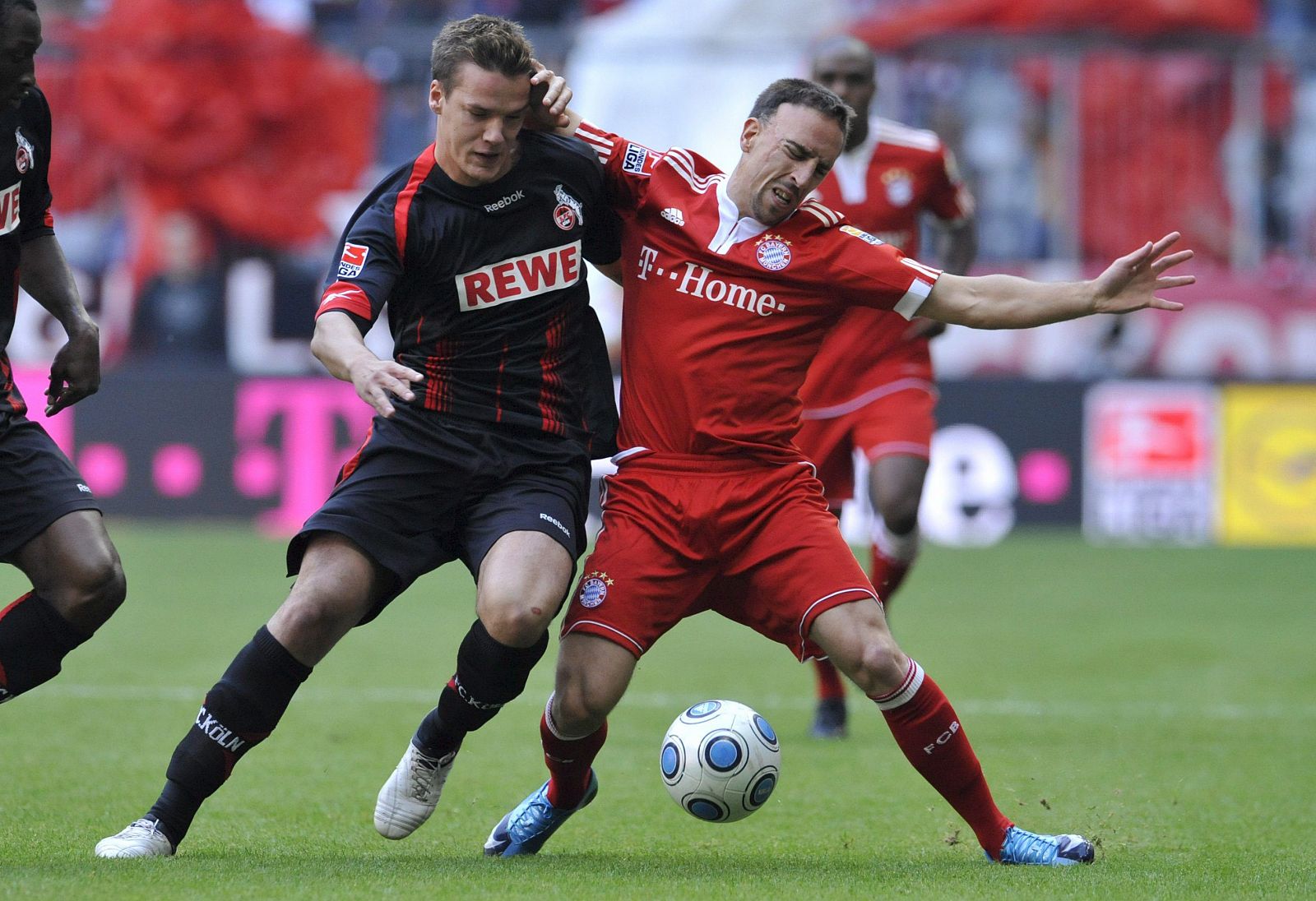 Franck Ribéry lucha por el balón con Christophe Schorch, del Colonia